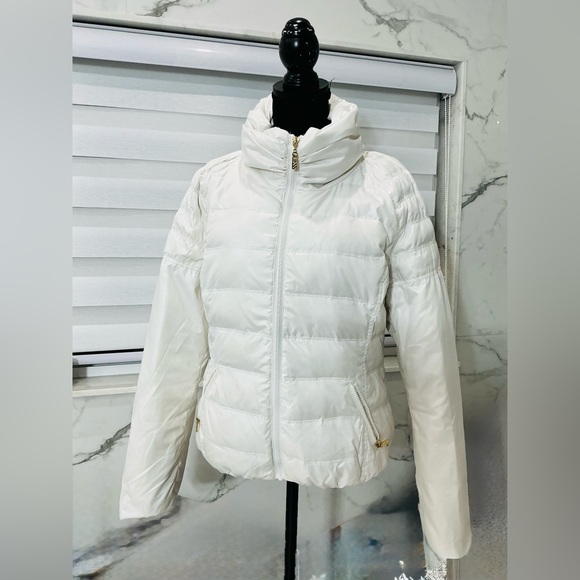 Guess Jackets & Blazers - GUESS puffer jacket 💖